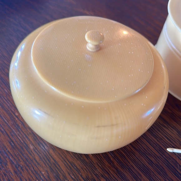 Antique Ivory Celluloid Vanity Set. 4 containers w lids, 1 hand mirror & 3 hooks - Picture 11 of 16